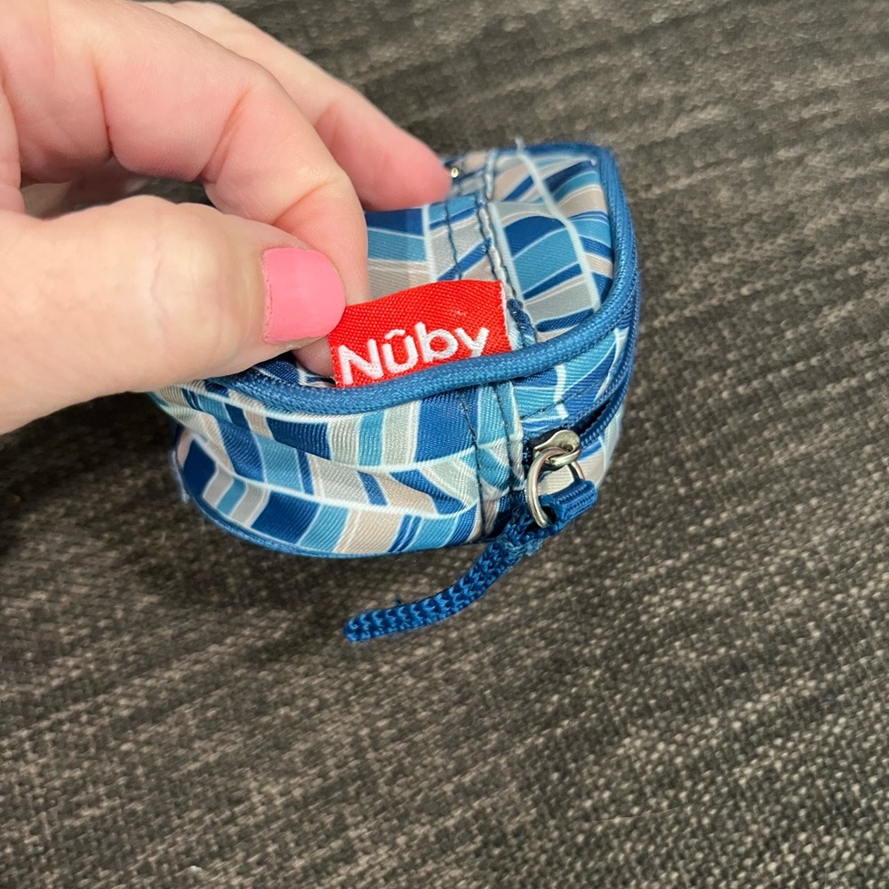 Nuby Chevron Pattern Kids Pacifier Pouch - Picture 5 of 10
